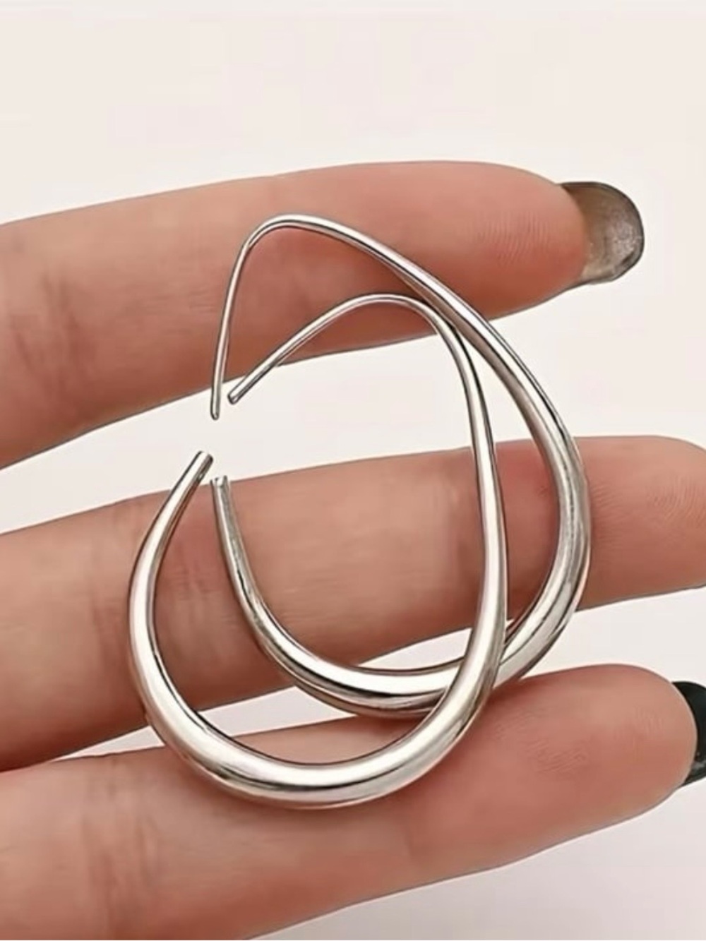 Silver Hoops
925 Sterling Silver Hoop Earrings    ~NEW~